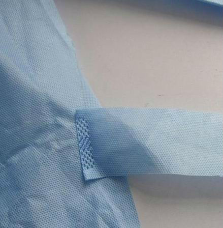 Nicht saugfähiges Wegwerfkrankenhaus scheuert Laborkleid mit gestrickter Stulpe